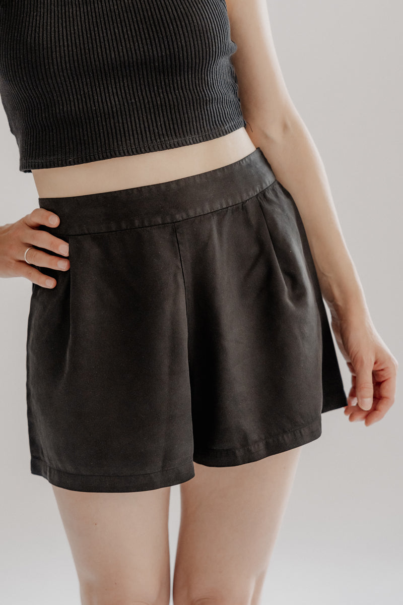 Schwarze Marenika nachhaltige Stoff-Shorts, umweltfreundlich, Fair Fashion