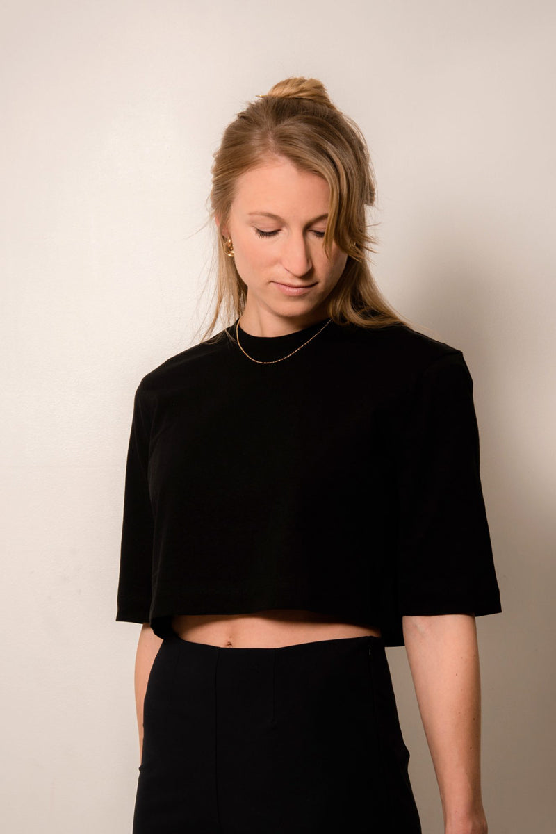 MARENIKA - Nachhaltiges Crop-Top mit lockerem Schnitt - Schwarz