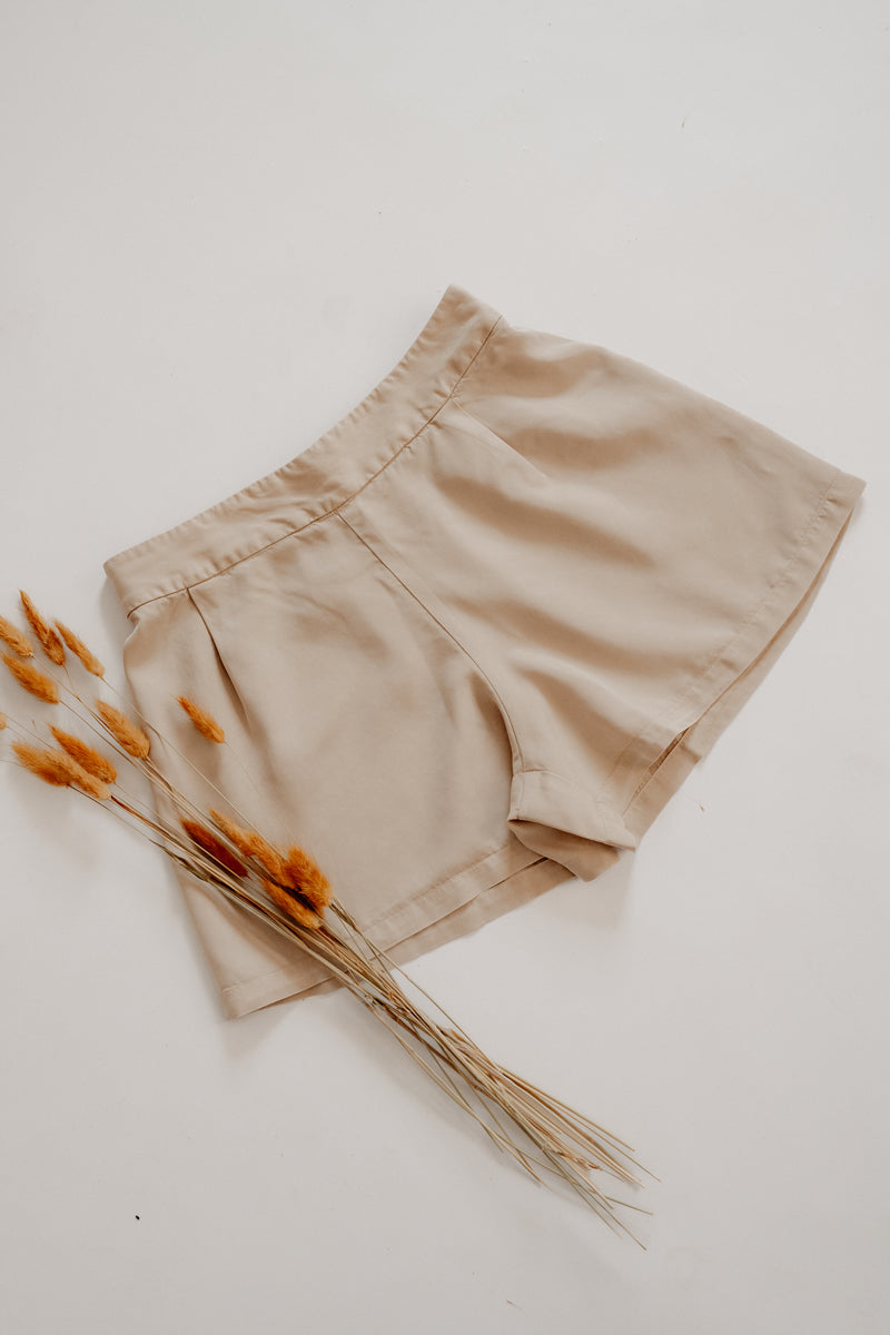 MARENIKA - Nachhaltige Shorts mit hohem Bund - Sand