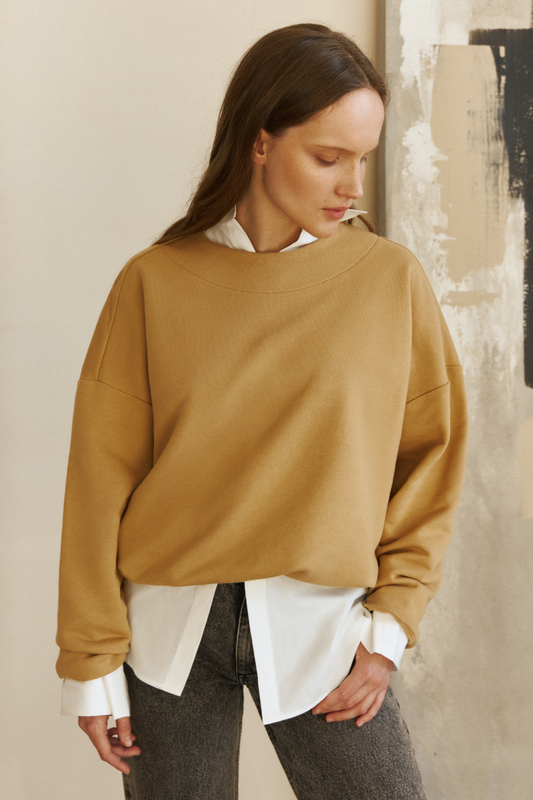 Hochwertiges, nachhaltig produziertes Oversize Sweatshirt in Camel von IVA RYCH für Slow Fashion Fans.