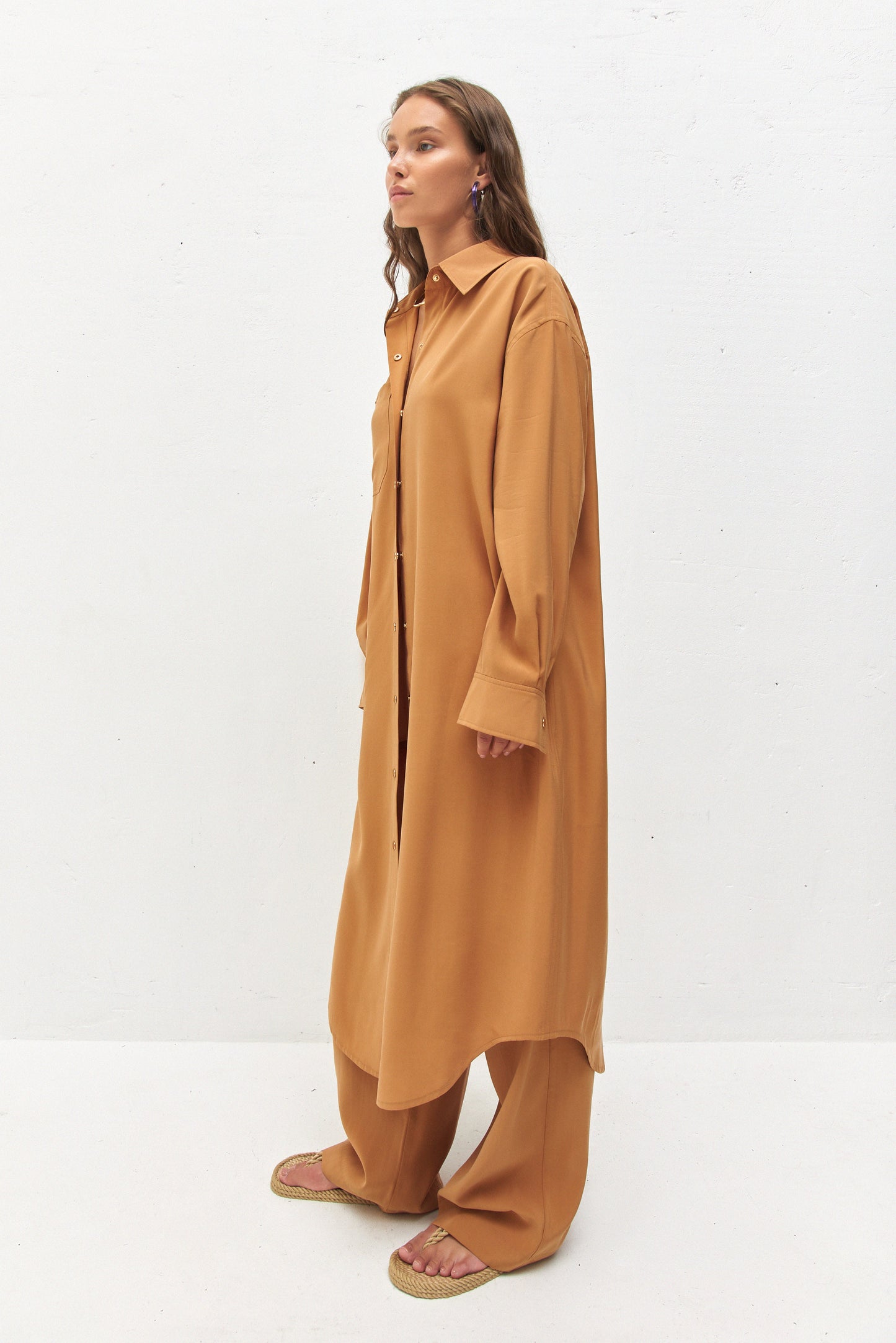 Stilvolles, nachhaltig produziertes Oversized Hemdkleid-Set aus Viskose in Curry von IVA RYCH für die nachhaltige Mode.