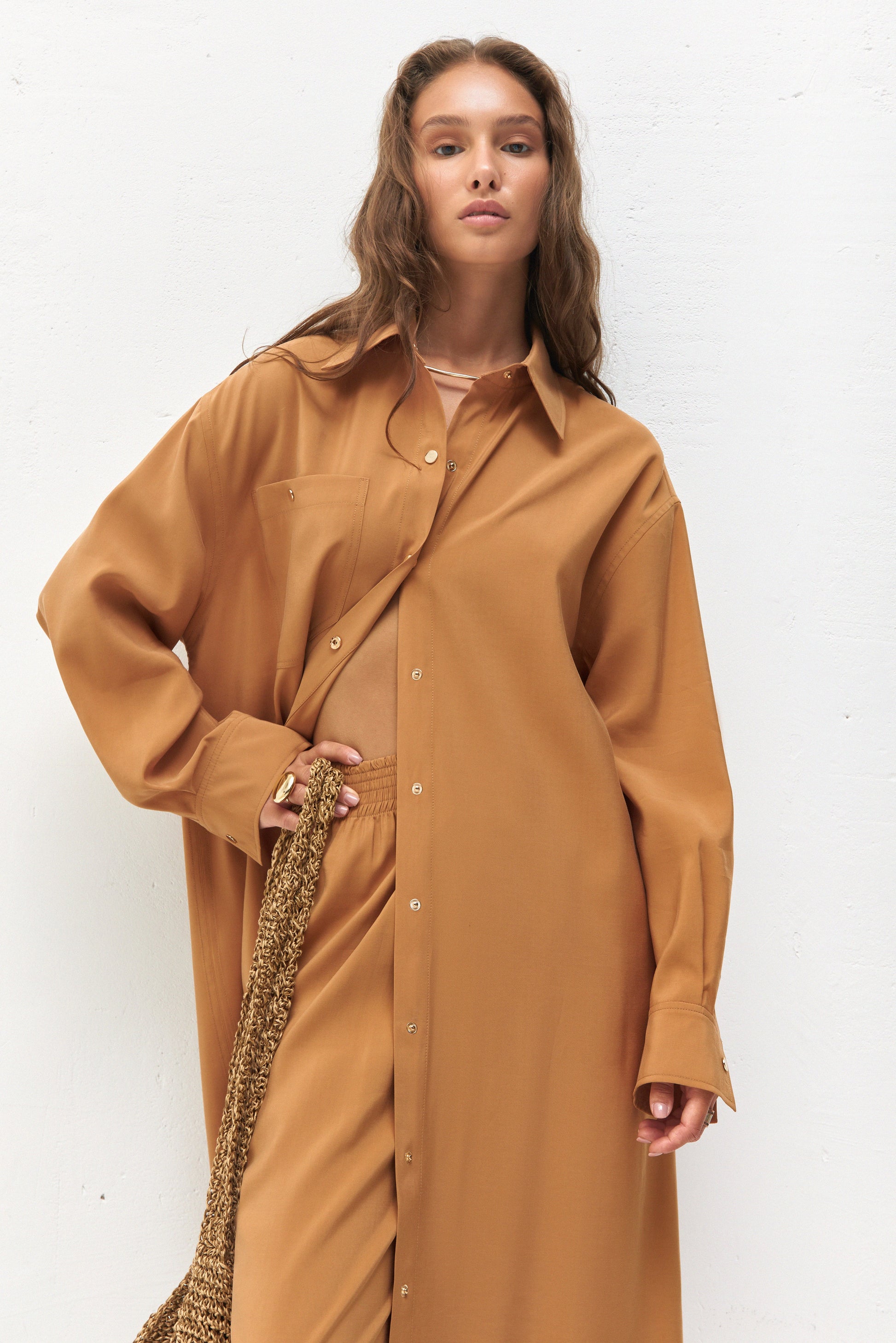 Hochwertiges, nachhaltig produziertes Oversized Hemdkleid-Set aus Viskose in Curry von IVA RYCH für Slow Fashion Liebhaber.