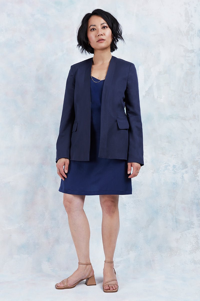 Stilvoller und nachhaltiger Blazer ohne Revers in Navy von l'amour est bleu.