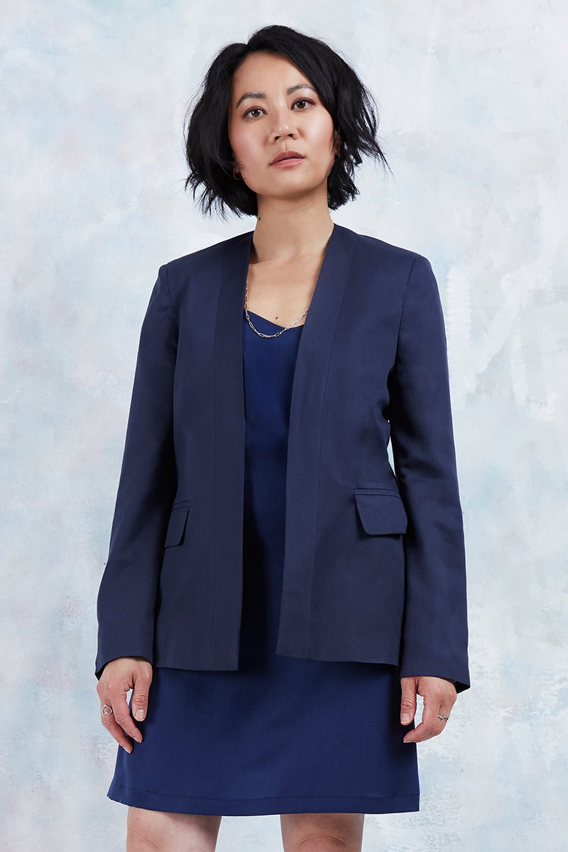 Umweltfreundlicher Blazer ohne Revers in Navy von l'amour est bleu im Trend.