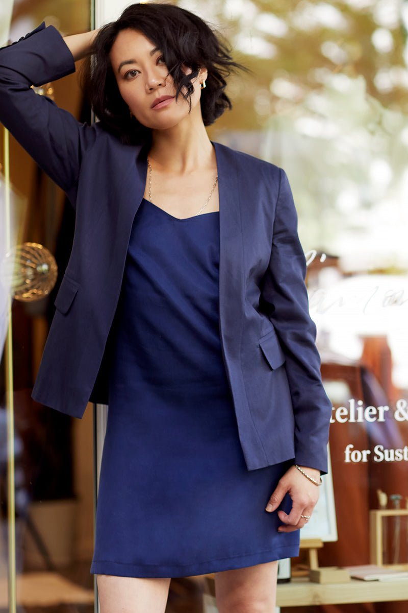 Stilvoller und nachhaltiger Blazer ohne Revers in Navy von l'amour est bleu.