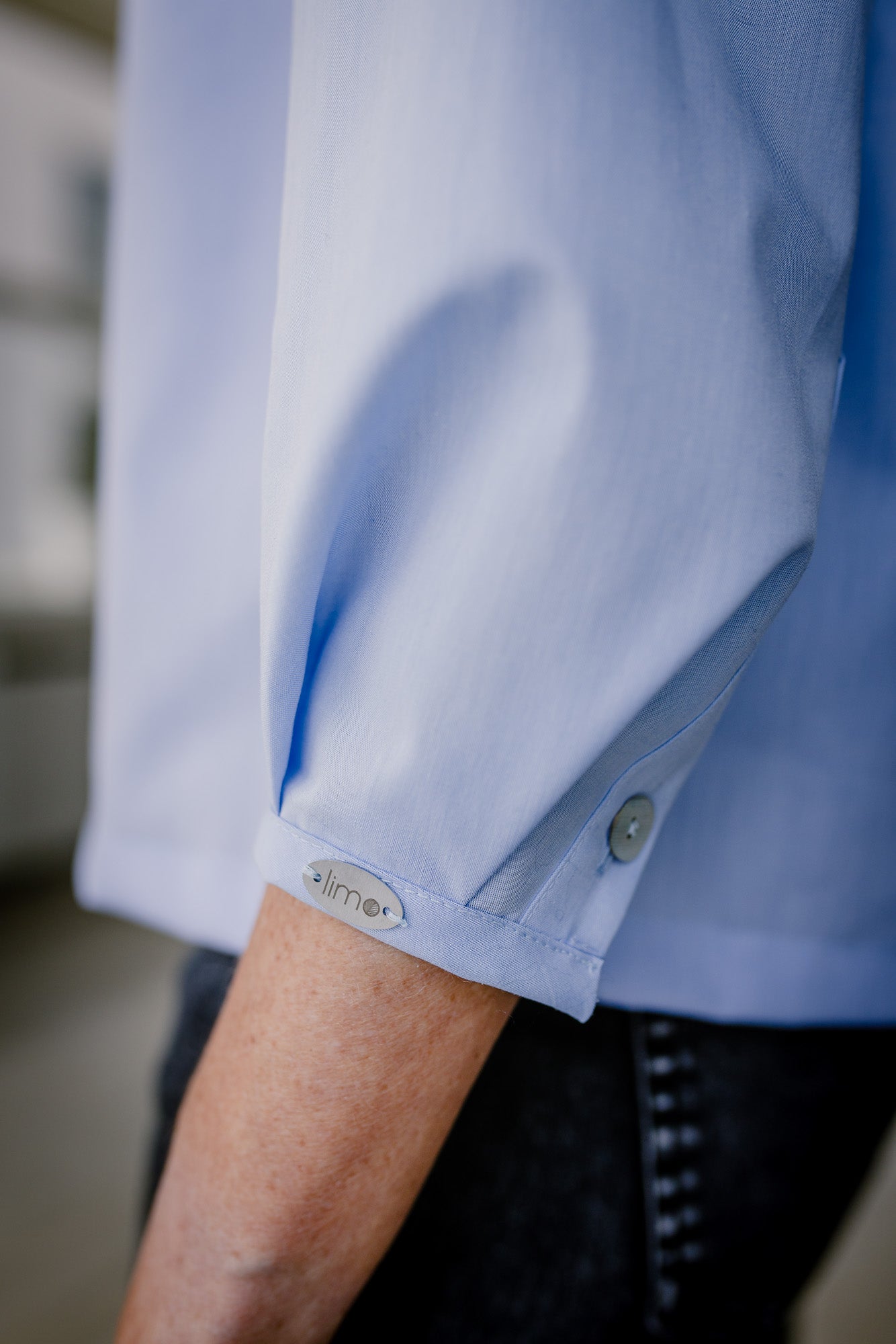 Bluse mit Rückendetails in Off-White von limo, eine nachhaltige Bluse für Slow Fashion Liebhaber.