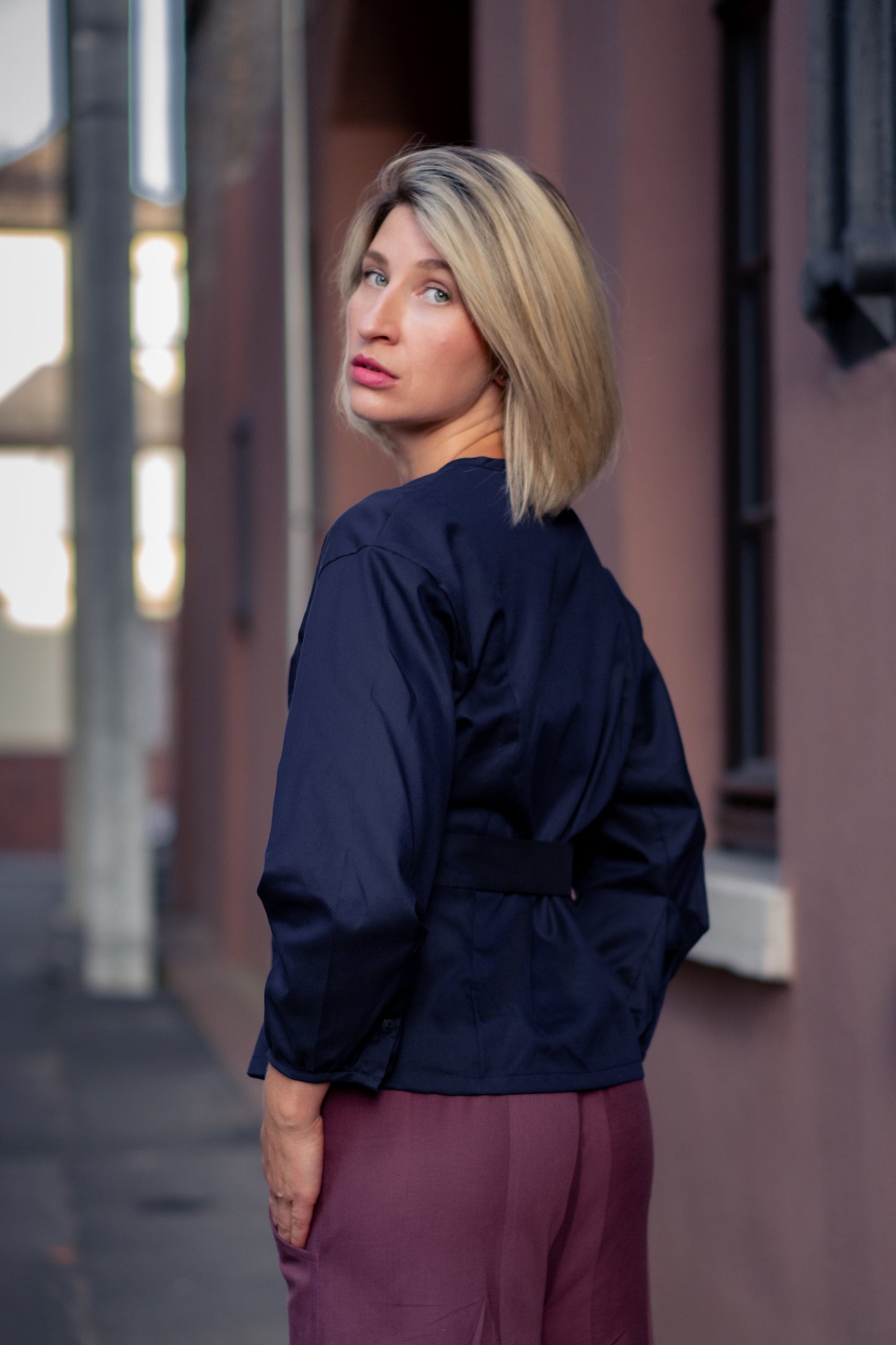 Bluse mit Taillengürtel in Dunkelblau von limo, eine nachhaltige Bluse für Slow Fashion Liebhaber.