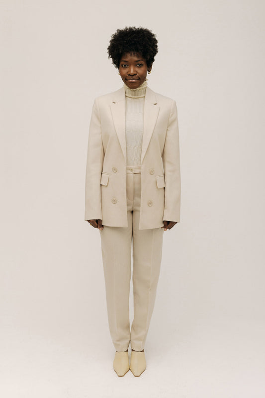 Vorderansicht des eleganten Creme Blazer von LOTTA LUDWIGSON - Ein Hauch von Slow Fashion