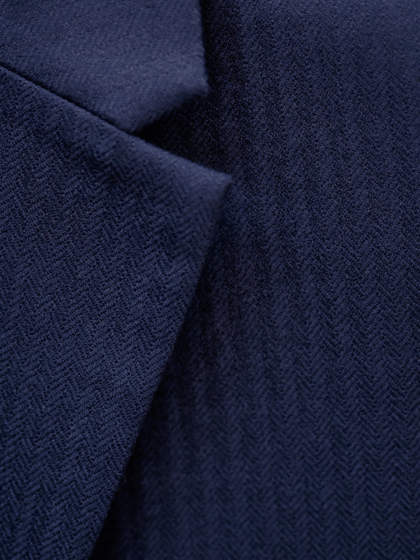 Detail des Fischgrätenmusters am LOTTA LUDWIGSON Blazer in Midnight Blue - Die Feinheit der nachhaltigen Mode