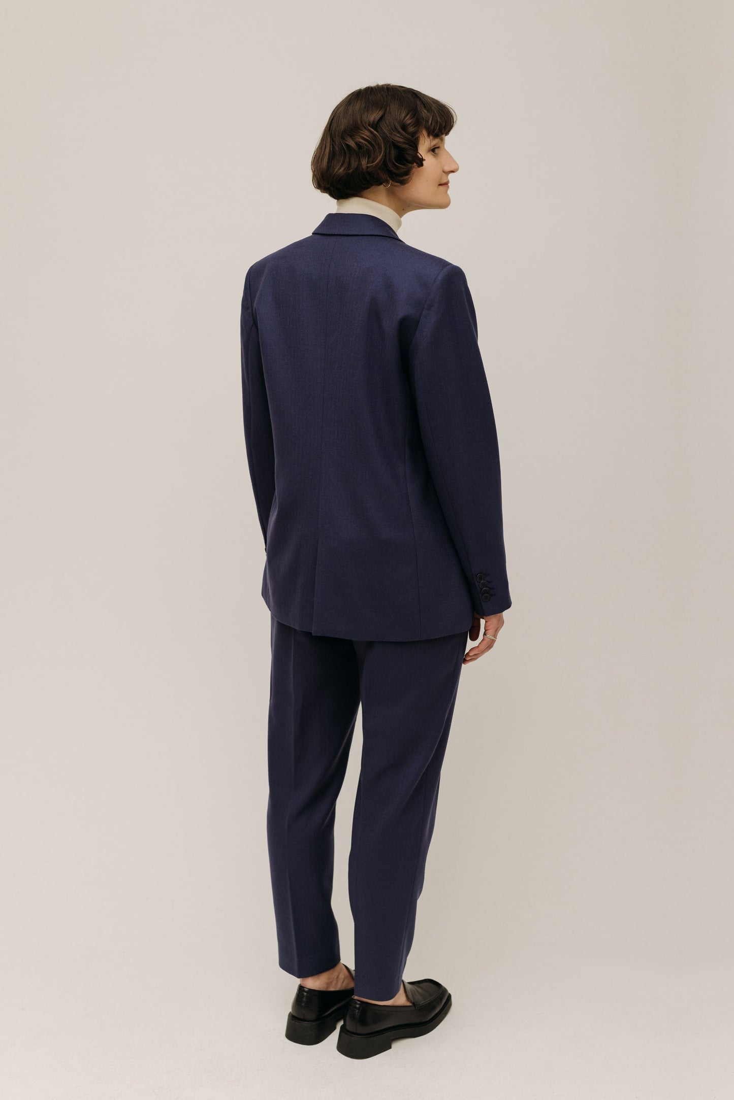 Rückansicht des LOTTA LUDWIGSON Blazer in Midnight Blue - Nachhaltige Mode, die Stil spricht