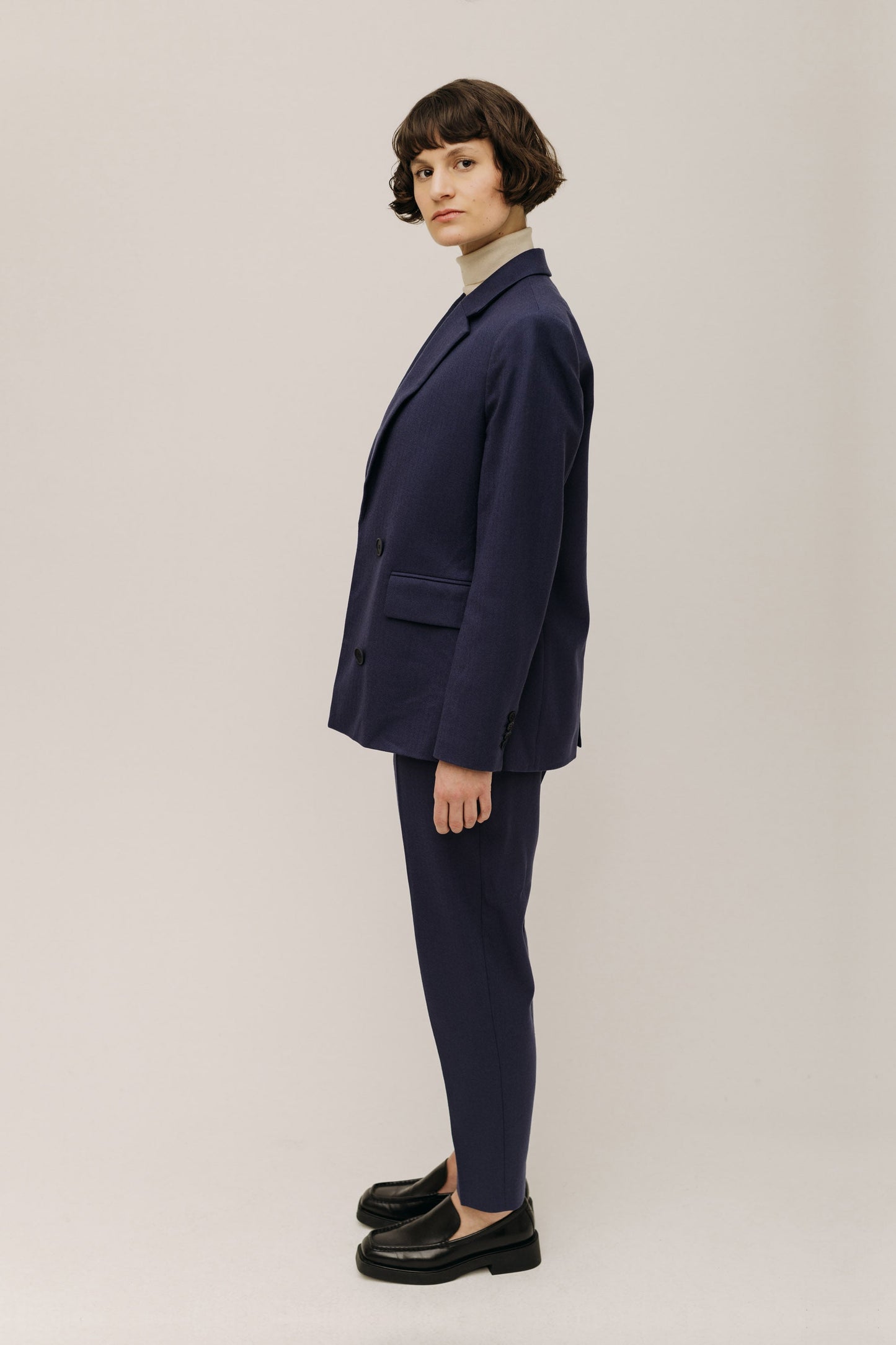 Seitenansicht des eleganten Blazer von LOTTA LUDWIGSON in Midnight Blue - Fair Fashion mit Komfort