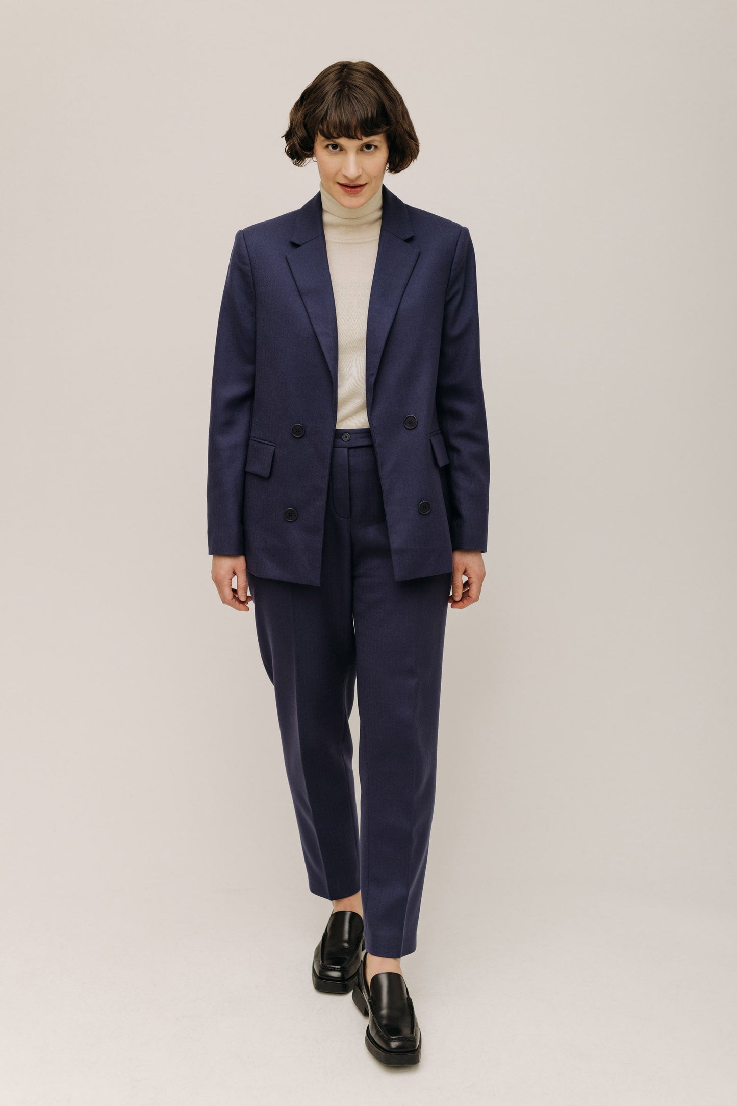 Vorderansicht des eleganten Midnight Blue Blazer von LOTTA LUDWIGSON - Ein Hauch von Slow Fashion