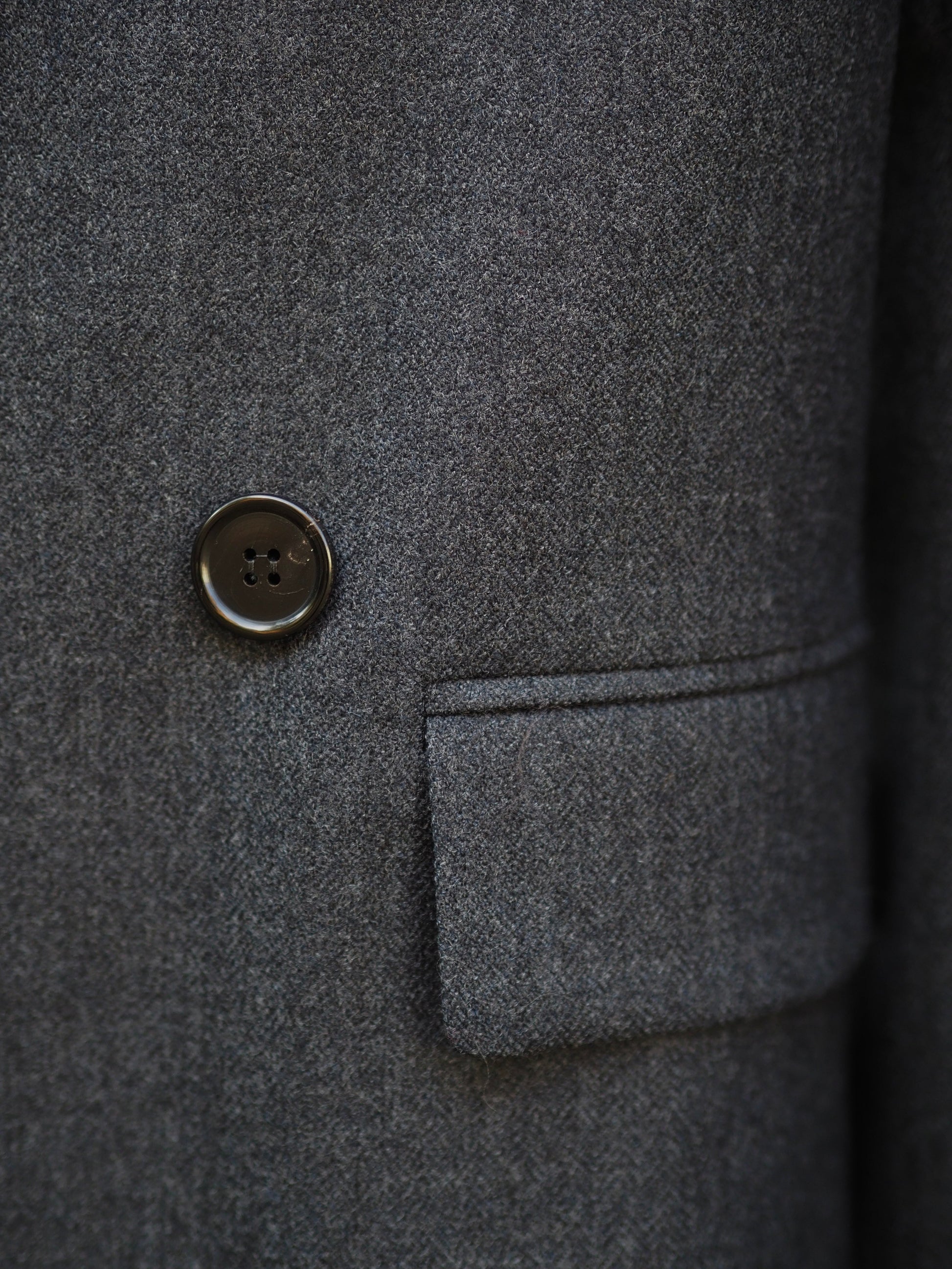 Detail des Fischgrätenmusters am LOTTA LUDWIGSON Blazer in Stormy Grey - Die Feinheit der nachhaltigen Mode