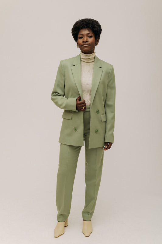 Vorderansicht des eleganten Sage Green Blazer von LOTTA LUDWIGSON - Ein Hauch von Slow Fashion