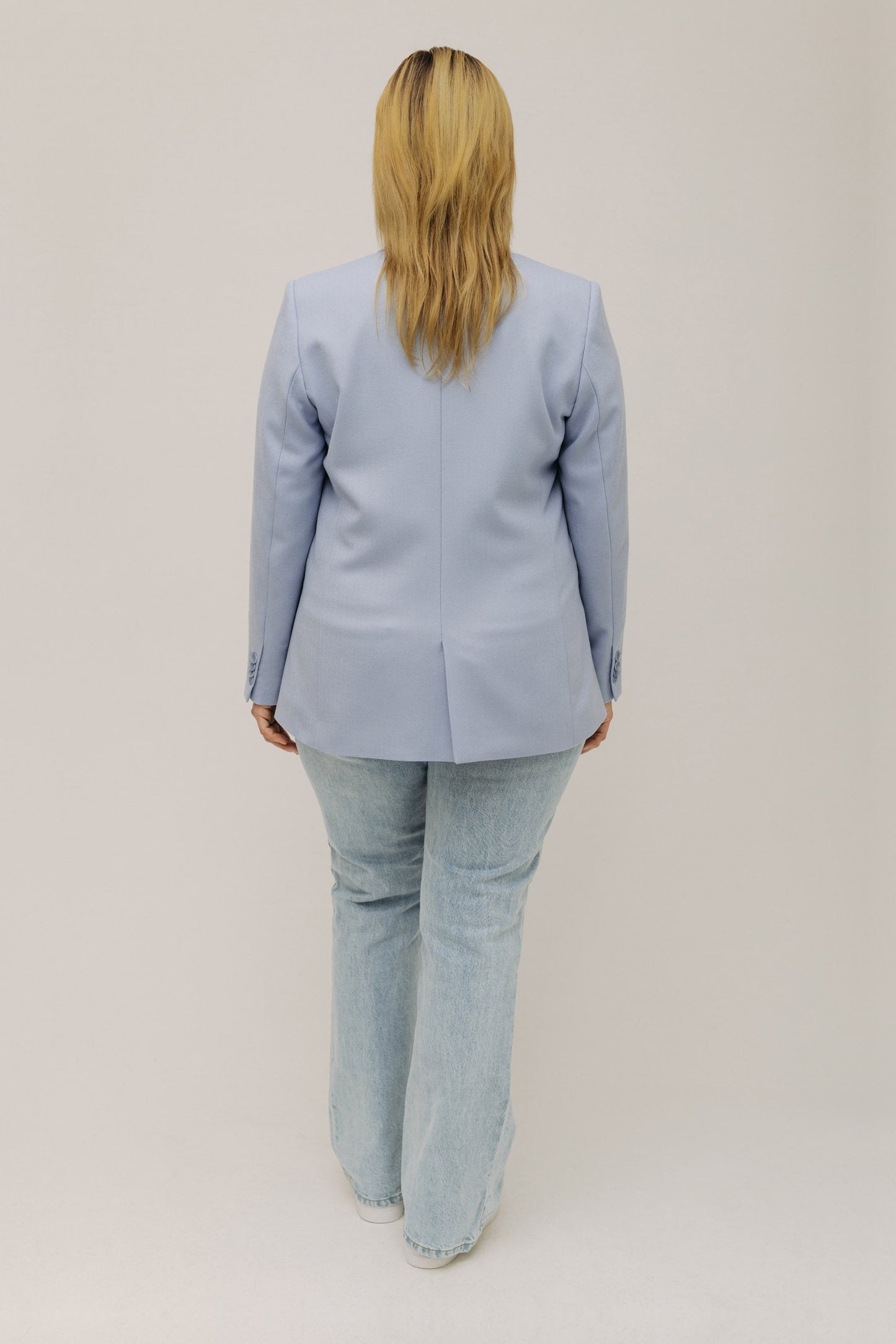 Rückansicht des LOTTA LUDWIGSON Blazer in Serene Blue - Nachhaltige Mode, die Stil spricht