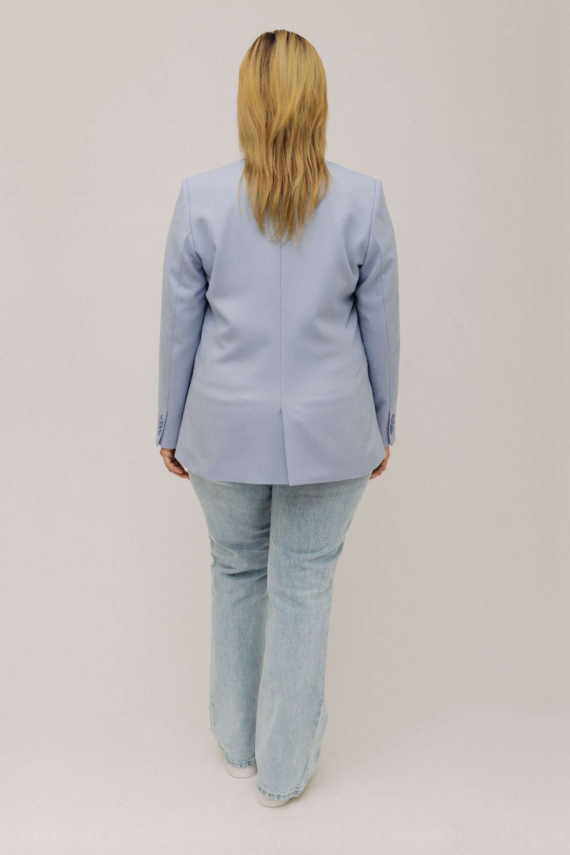 Rückansicht des LOTTA LUDWIGSON Blazer in Serene Blue - Nachhaltige Mode, die Stil spricht