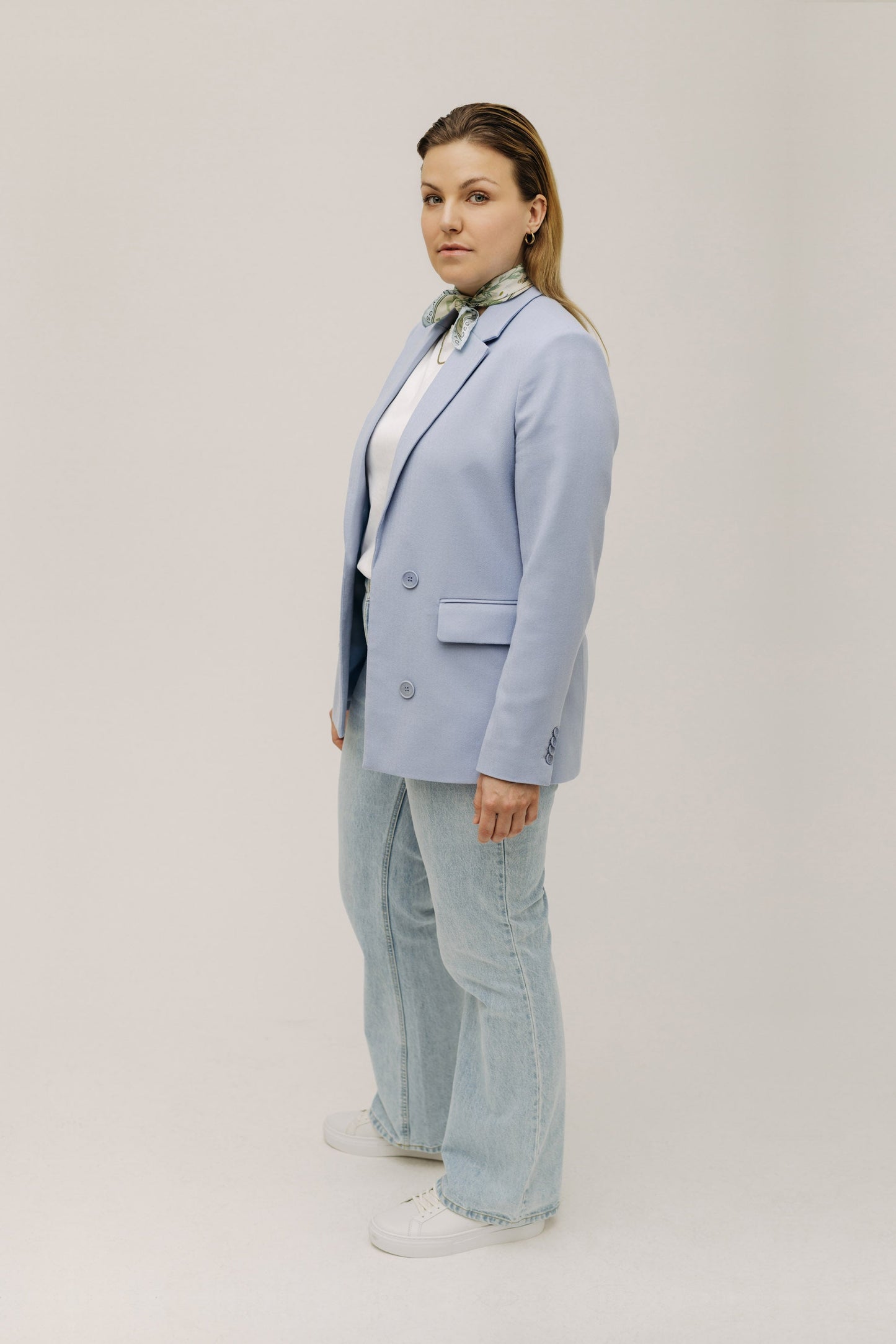 Seitenansicht des eleganten Blazer von LOTTA LUDWIGSON in Serene Blue - Fair Fashion mit Komfort