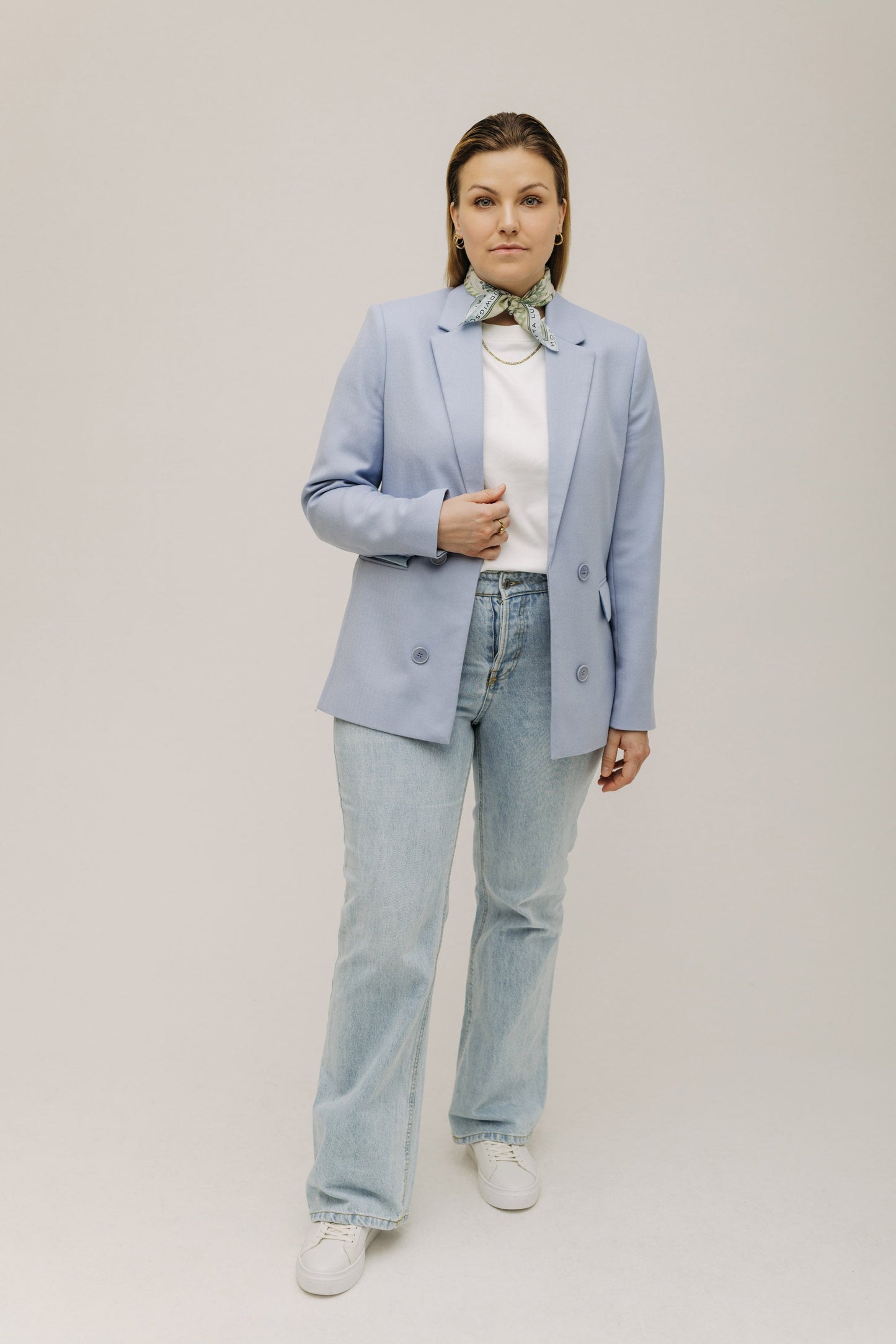 Zweit Vorderansicht des eleganten Serene Blue Blazer von LOTTA LUDWIGSON - Ein Hauch von Slow Fashion