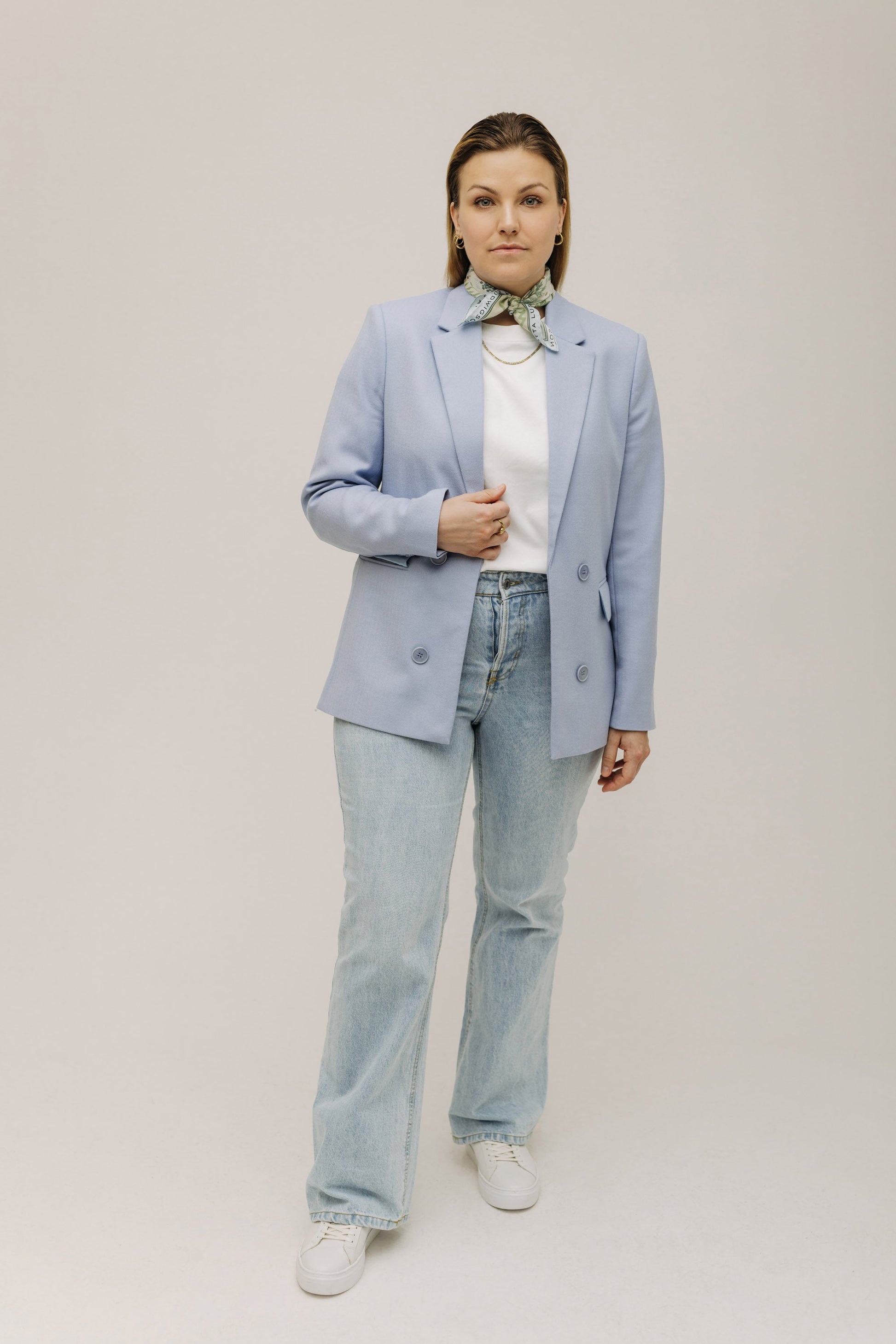 Zweit Vorderansicht des eleganten Serene Blue Blazer von LOTTA LUDWIGSON - Ein Hauch von Slow Fashion