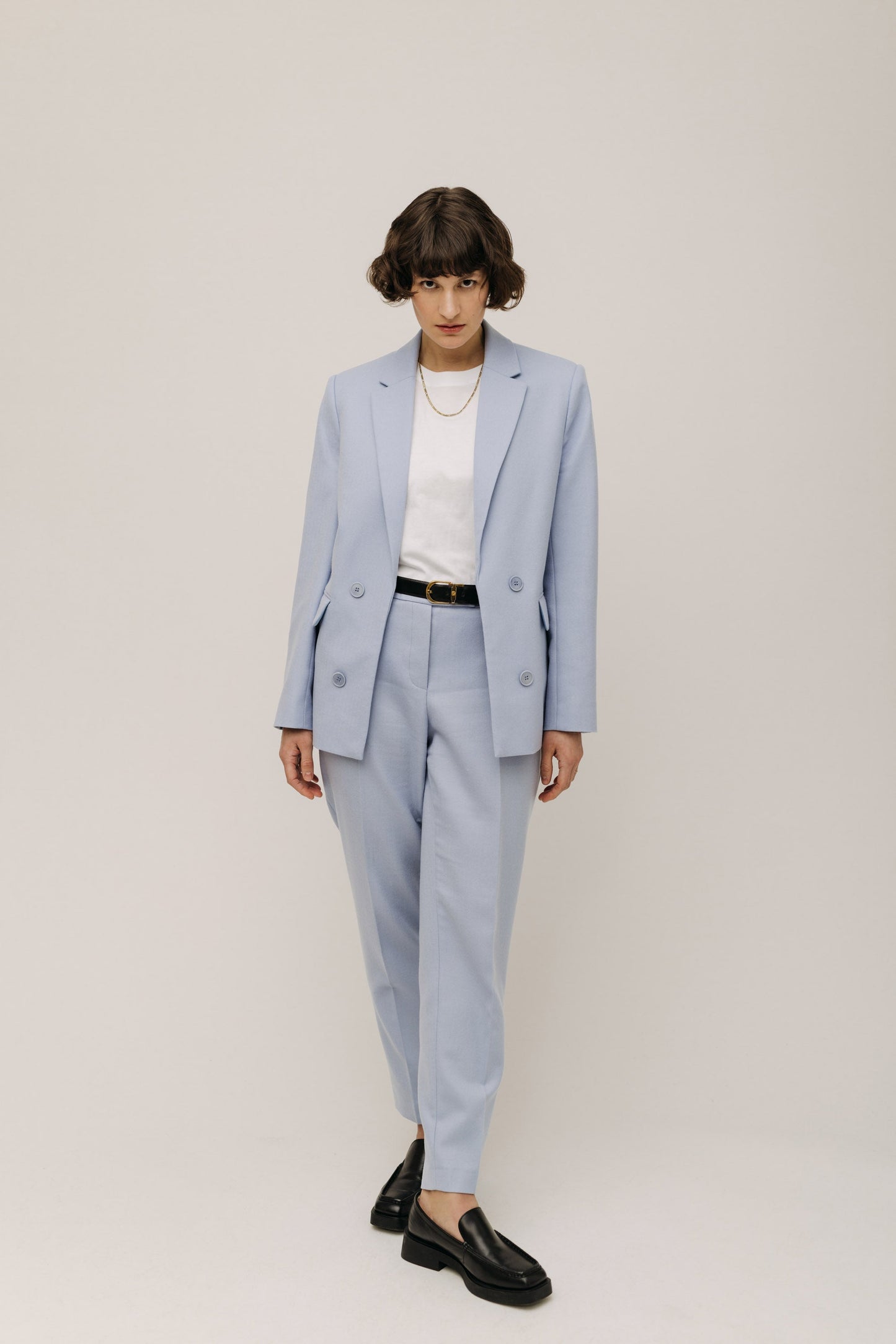 Vorderansicht des eleganten Serene Blue Blazer von LOTTA LUDWIGSON - Ein Hauch von Slow Fashion