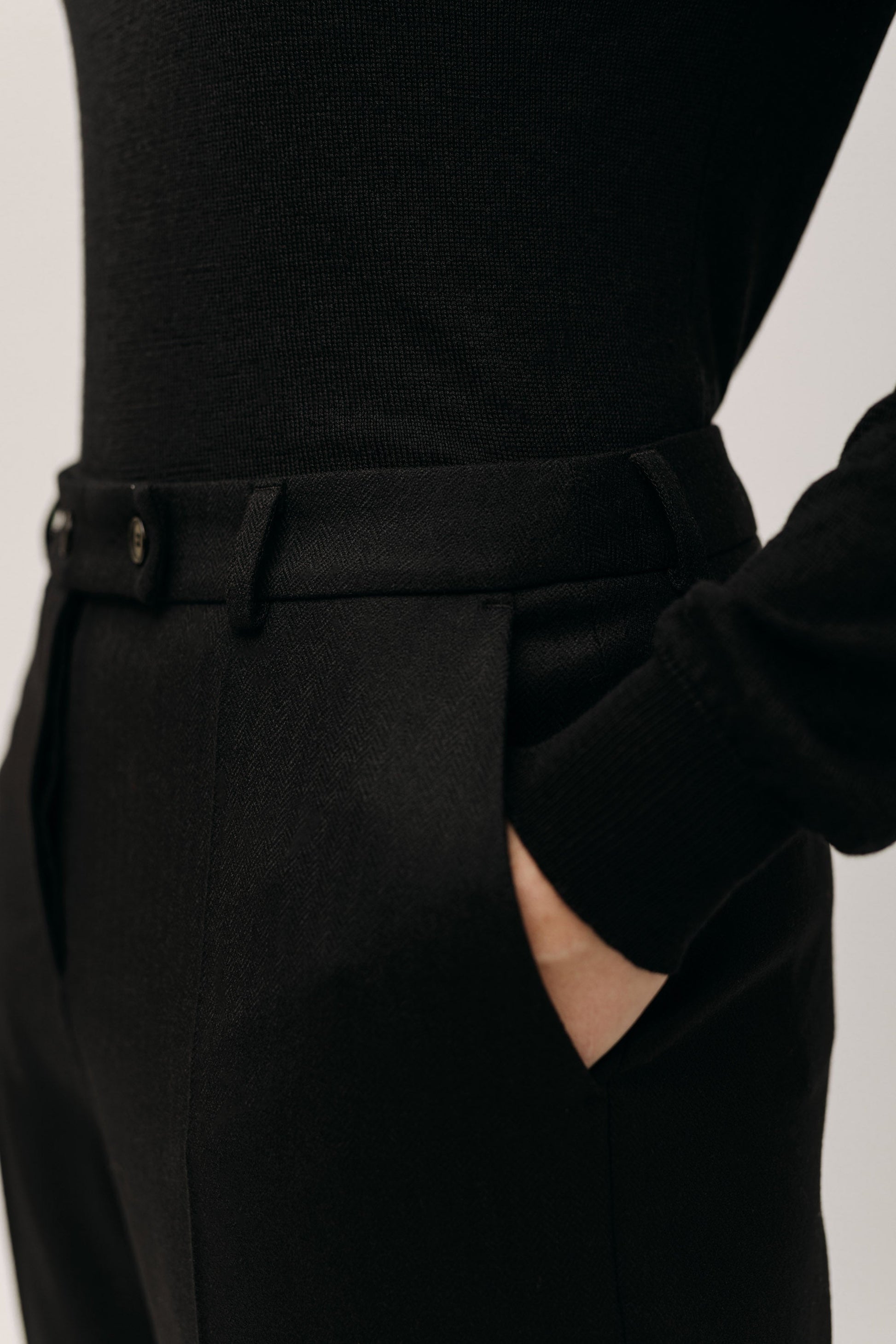 Nahaufnahme der Knopfdetails an der LOTTA LUDWIGSON Hose in Schwarz - Slow Fashion mit Stil