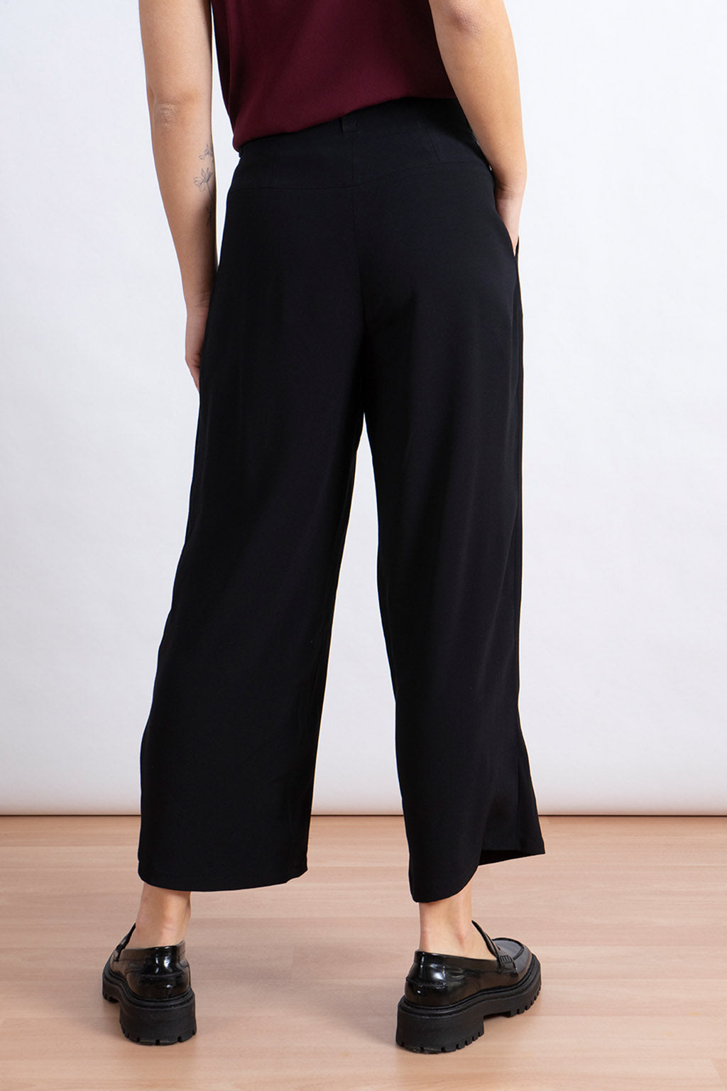 Rückansicht NINA REIN nachhaltige Weite Hose in Schwarz, nachhaltige Culotte, nachhaltige Sommermode, nachhaltige Stoffhose, Vorderansicht, Slow Fashion