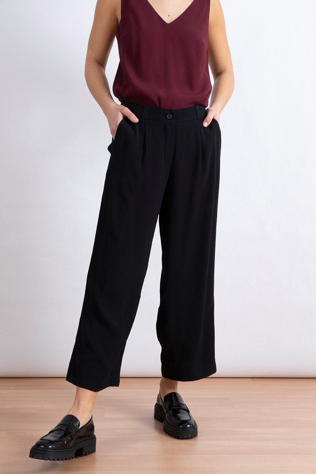 Detailansicht NINA REIN nachhaltige Weite Hose in Burgundy, nachhaltige Culotte, nachhaltige Sommermode, nachhaltige Stoffhose, Vorderansicht, Slow Fashion