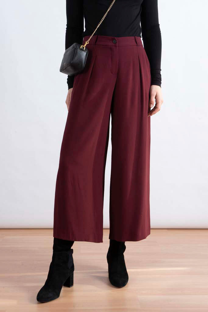 Detailansicht NINA REIN nachhaltige Weite Hose in Burgundy, nachhaltige Culotte, nachhaltige Sommermode, nachhaltige Stoffhose, Vorderansicht, Slow Fashion