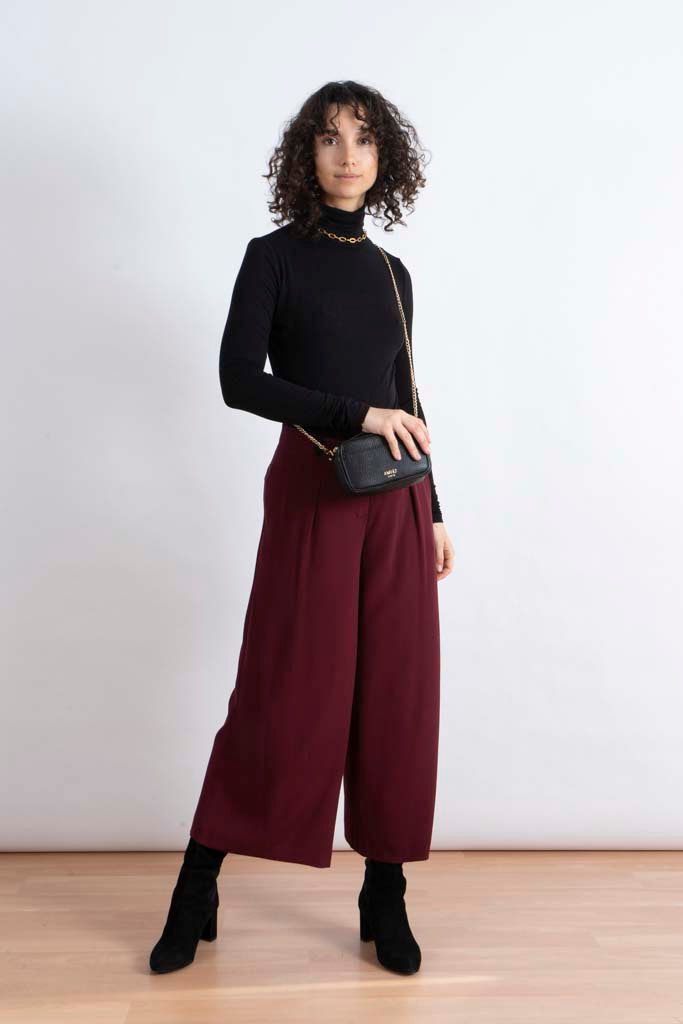 Tragebild NINA REIN nachhaltige Weite Hose in Burgundy, nachhaltige Culotte, nachhaltige Sommermode, nachhaltige Stoffhose, Vorderansicht, Slow Fashion