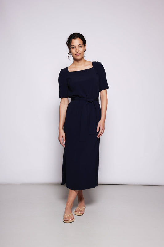 Frontansicht des NINA REIN Ella Kleid in Navy - Eleganz trifft auf Slow Fashion