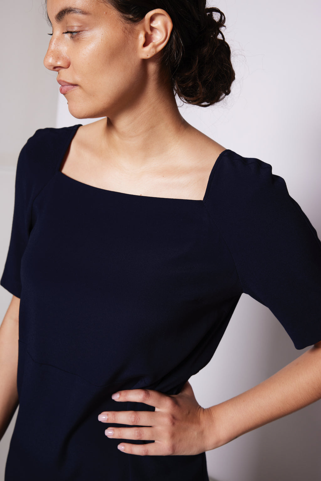 Detailansicht des NINA REIN Ella Kleid in Navy - Optionaler Bindegürtel für flexible Styling-Optionen