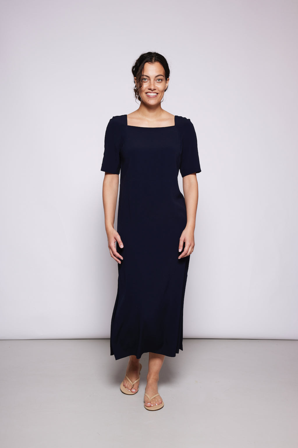 Weitere Frontansicht des NINA REIN Ella Kleid in Navy - Fair Fashion für den Alltag