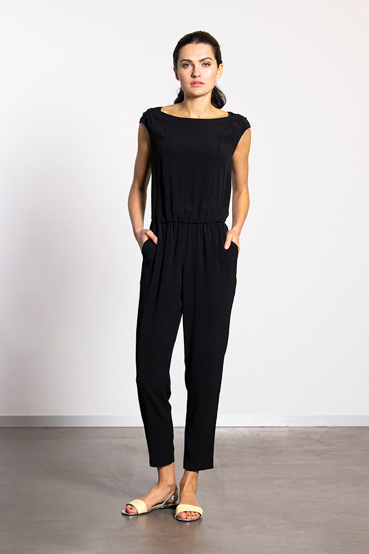 Zweite Frontansicht des schwarzen Jumpsuits von NINA REIN - Fair Fashion trifft auf modernes Design