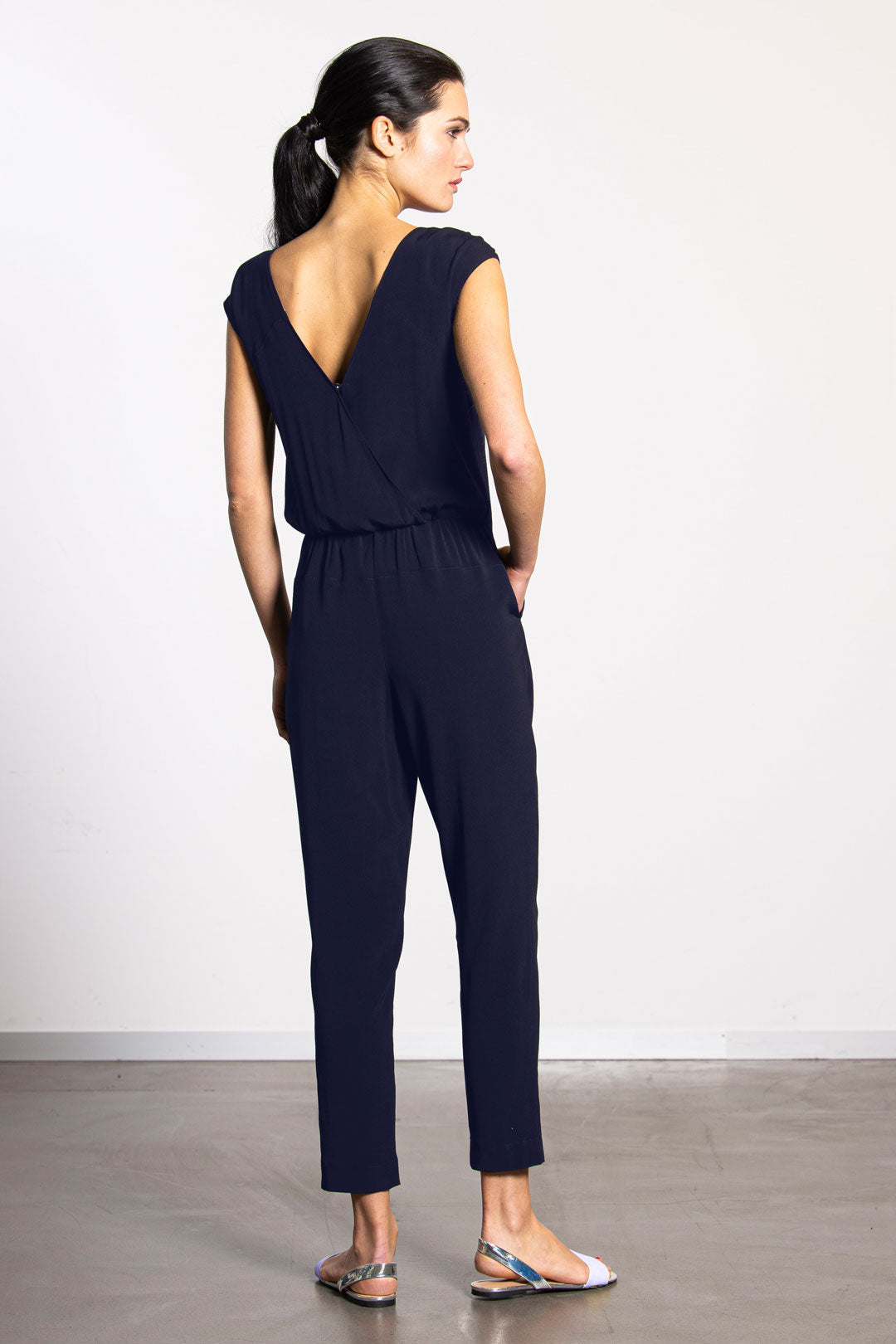 Detailansicht der Faltendetails am Träger des navy Jumpsuits von NINA REIN - Exquisite Handwerkskunst in Slow Fashion