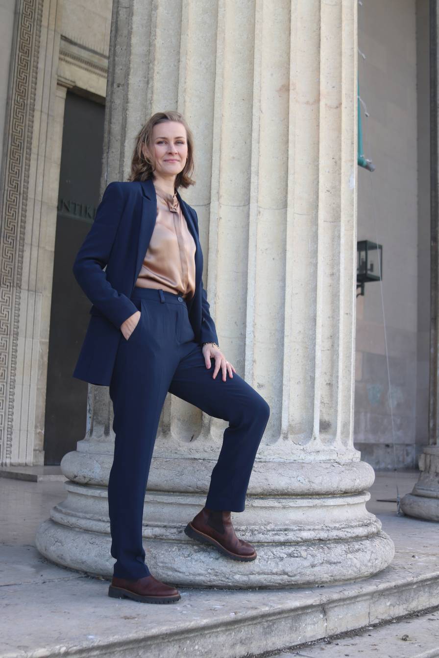 NINA REIN Doppelreiher Blazer in Navy, Trageblid, Slow Fashion, nachhaltiger Blazer, nachhaltiger Hosenanzug