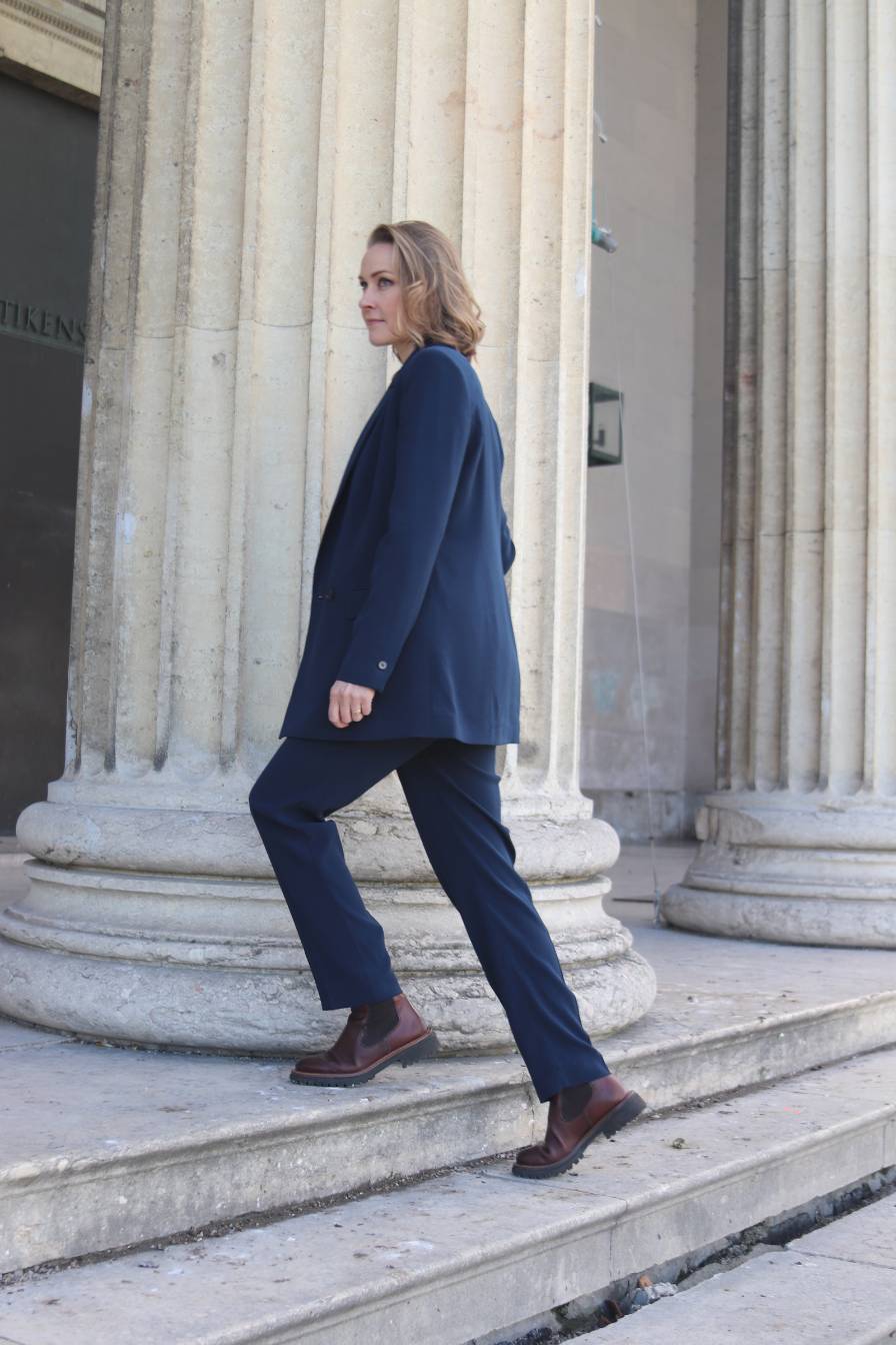 NINA REIN Doppelreiher Blazer in Navy, Seitenansicht, Slow Fashion, nachhaltiger Blazer, nachhaltiger Hosenanzug