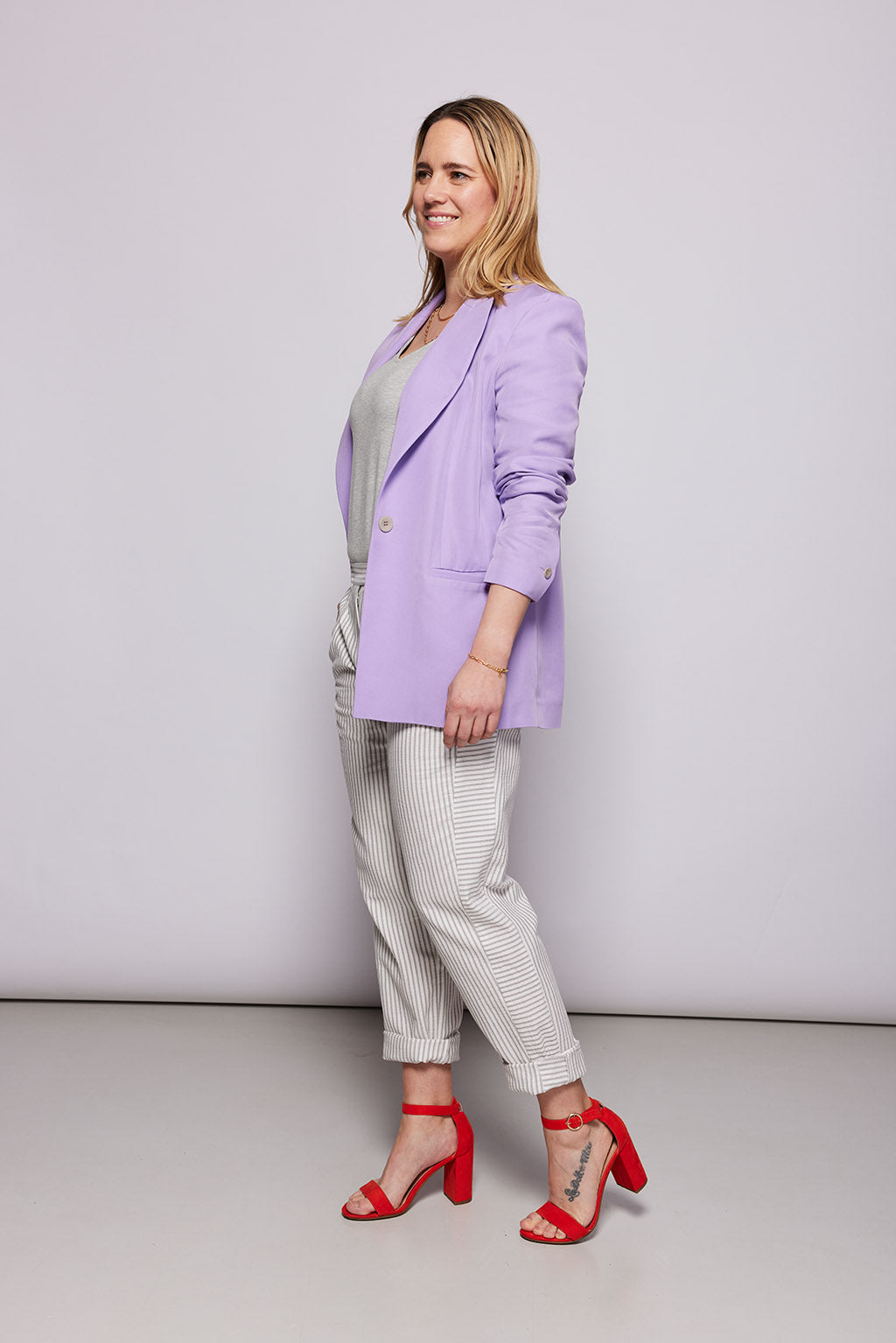 zweite Seitenansicht des NINA REIN Blazer in Lavendel - Stilvoll und fair fashion