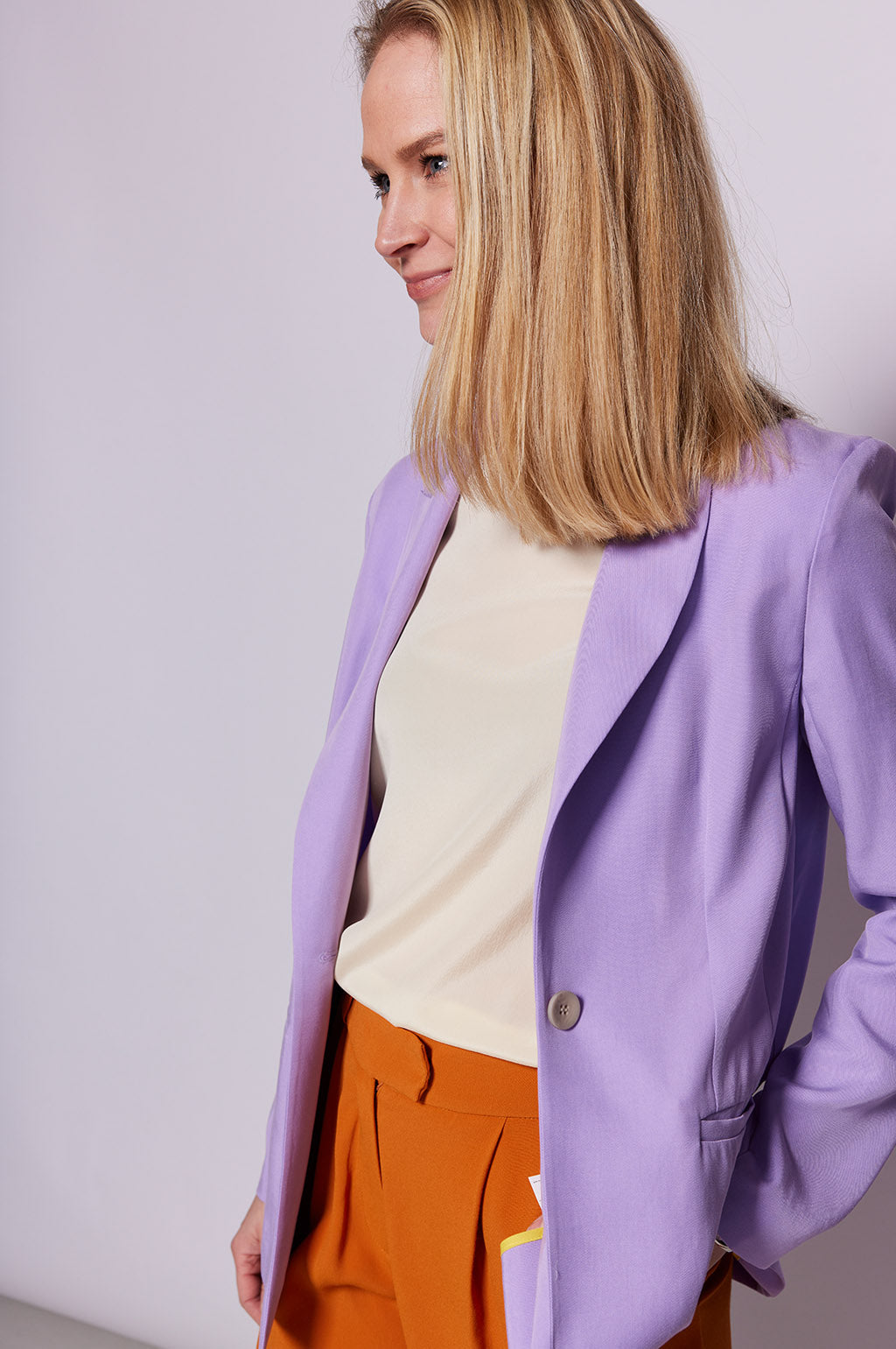 Detailansicht des NINA REIN Blazer in Lavendel - Steinnuss-Knopf als Symbol für nachhaltige Mode