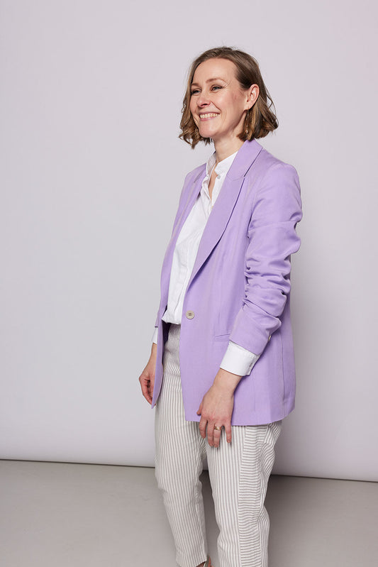 Seitenansicht des NINA REIN Blazer in Lavendel - Stilvoll und fair fashion