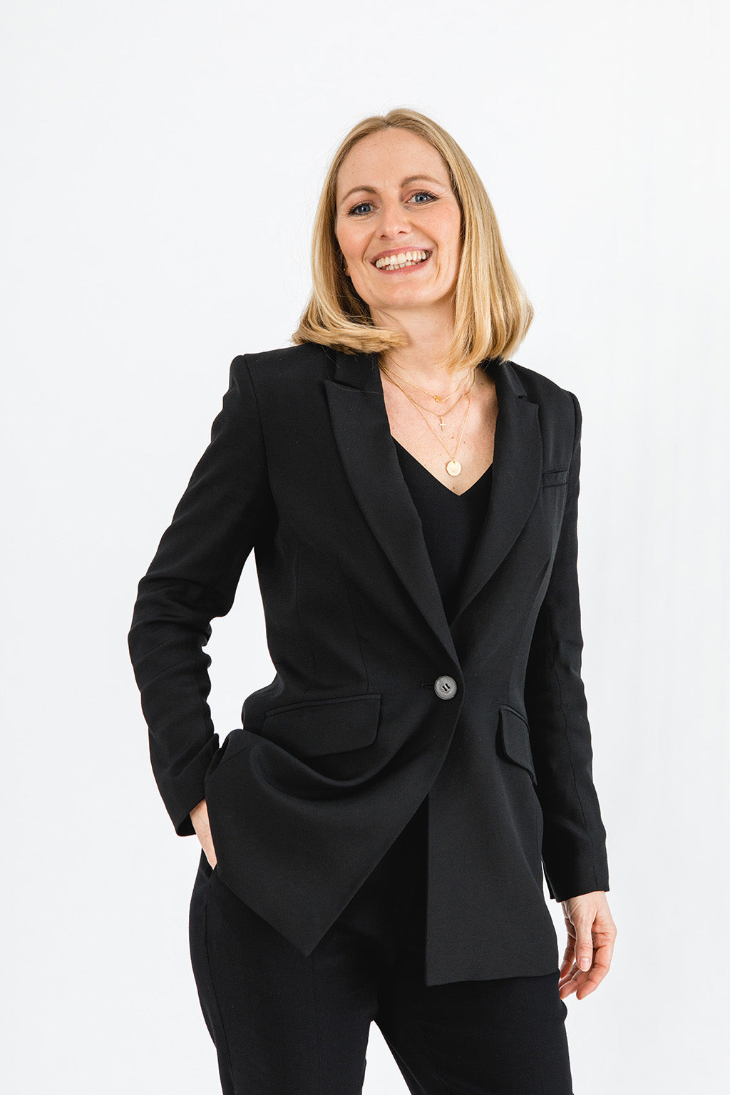 dritte Frontansicht des NINA REIN schwarzen Blazers - Eleganz trifft auf Slow Fashion