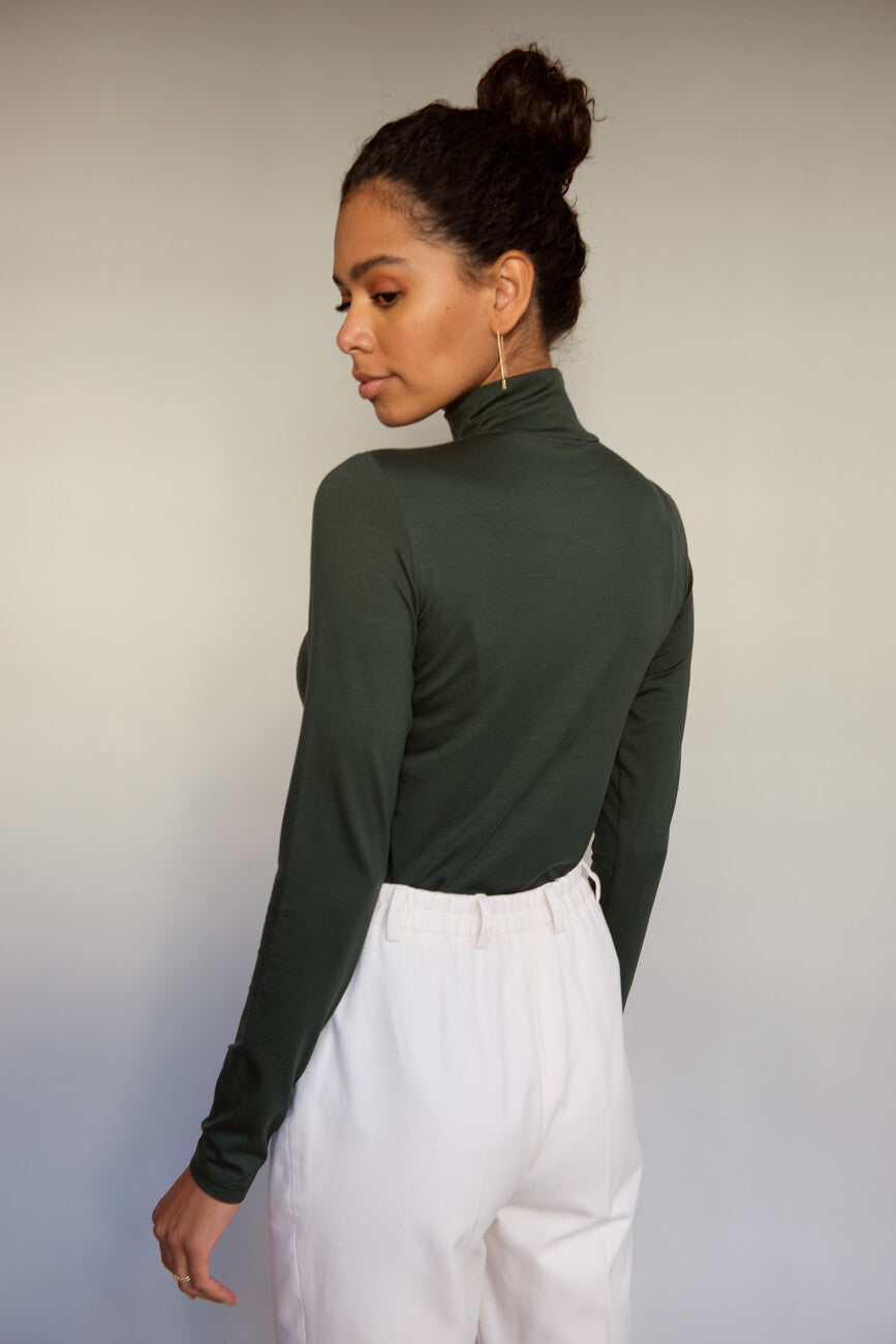 SETERY präsentiert das anschmiegsame Langarmshirt mit Rollkragen in Forest Green für Slow Fashion Liebhaber.