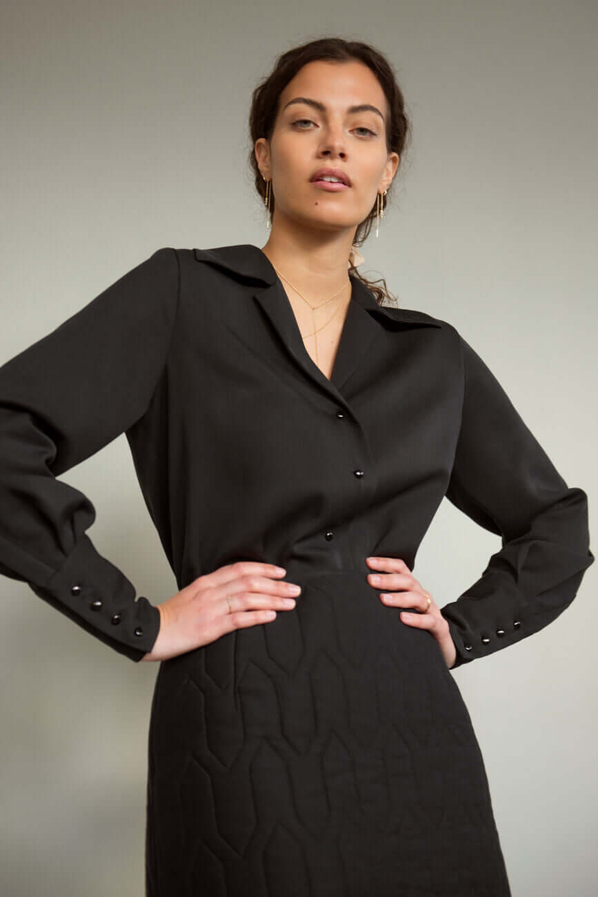 Stilvolle und nachhaltige Bluse mit Oversize-Kragen in Schwarz von SETERY.