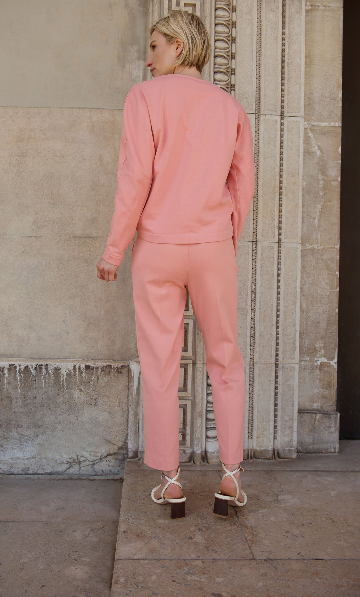 SETERY präsentiert die Baumwollhose mit hoher Taille in Soft Coral für Slow Fashion Liebhaber.