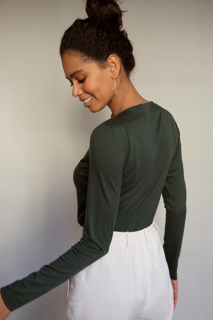 SETERY präsentiert das elegante Langarmshirt mit raffiniertem Ausschnitt in Forest Green für Slow Fashion Liebhaber.