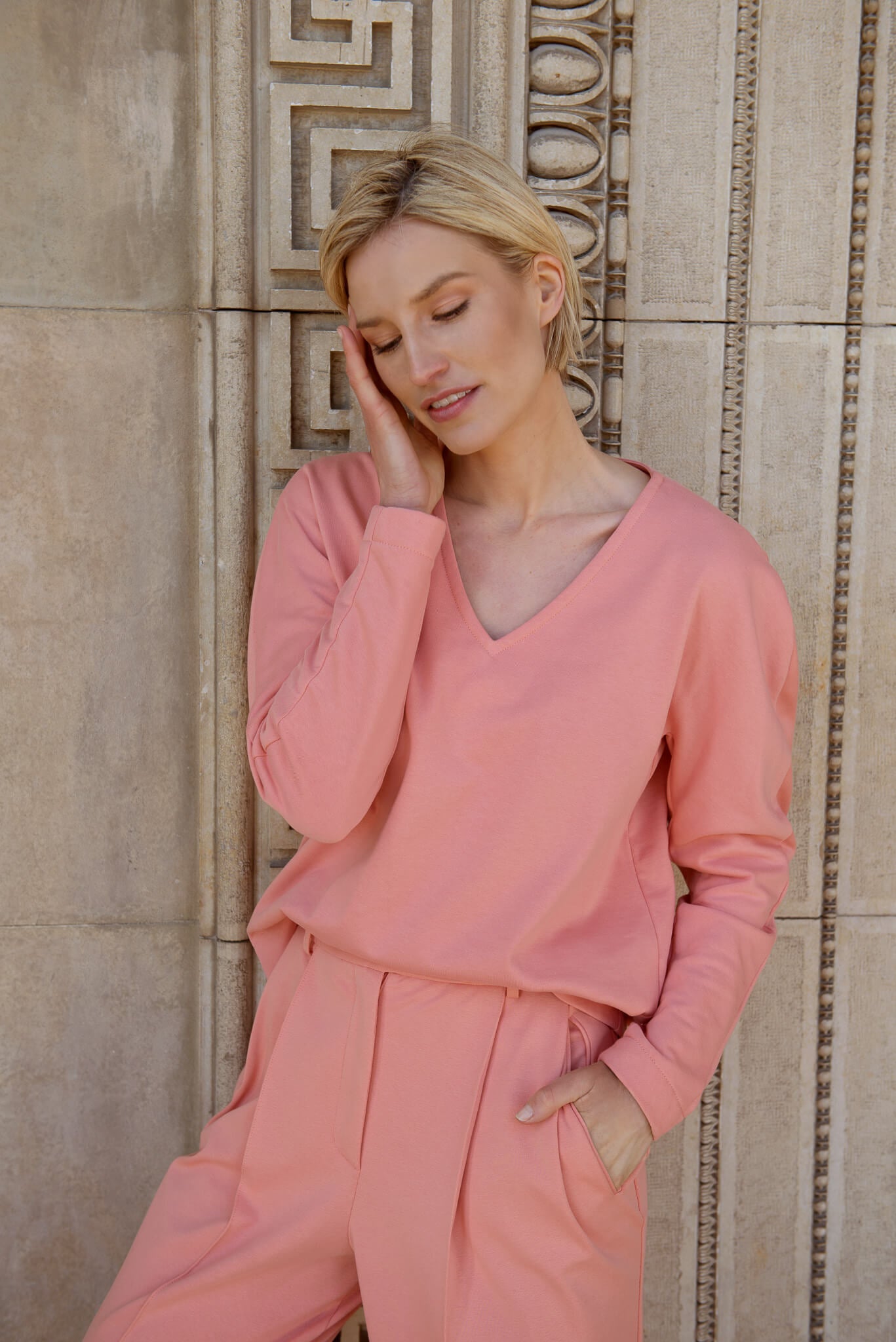 Stilvolles und nachhaltiges weiches Sweatshirt mit V-Ausschnitt in Soft Coral von SETERY.