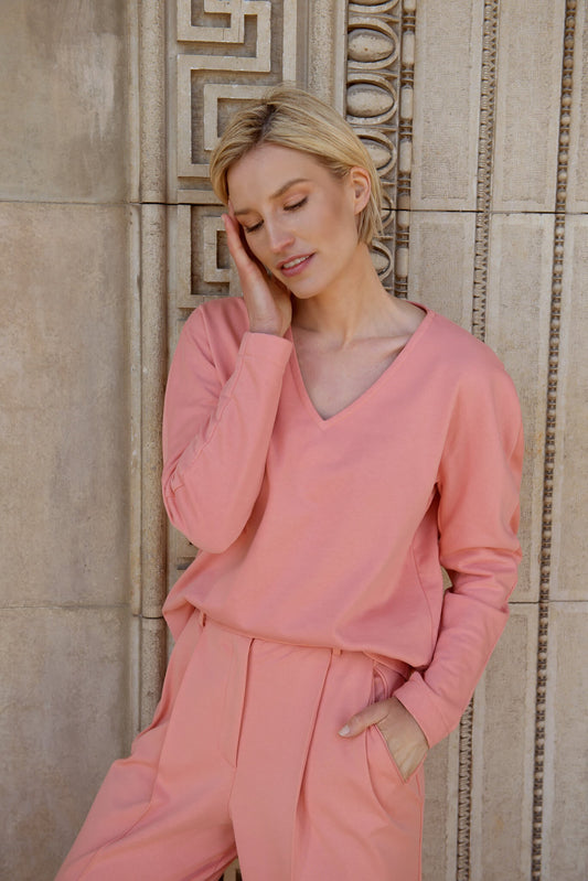 Stilvolles und nachhaltiges weiches Sweatshirt mit V-Ausschnitt in Soft Coral von SETERY.